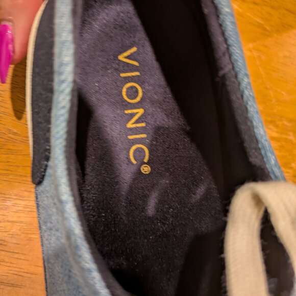 Vionic Winny  Low Top Sneaker in light denim. Excellent almost new condition - Picture 4 of 6